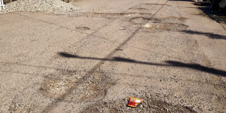 Warga Desa Holimombo Jaya Keluhkan Jalan Rusak, Pemkab Buton Tutup Mata