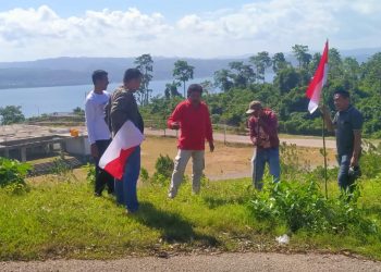 Wujud Cinta Tanah Air, Disdukcapil Buton Gelar Pemasangan Bendera Merah Putih
