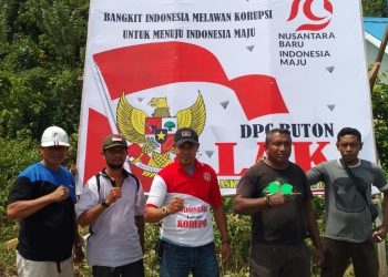 LAKI DPC Buton Pasang Baliho Bertema Anti Korupsi Sambut HUT RI ke-79