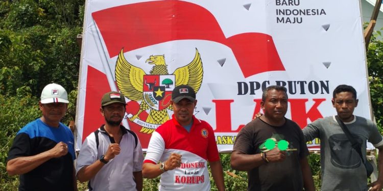 LAKI DPC Buton Pasang Baliho Bertema Anti Korupsi Sambut HUT RI ke-79