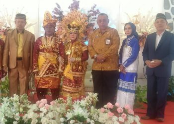 Asisten Satu Buton, Alimani, S.Sos., M.Si., Hadiri Perjamuan Pernikahan Fatrin Alwan dan Ahmad Syawal di Desa Dongkala
