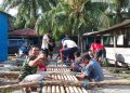 Gotong Royong Nelayan Desa Kondowa, Kecamatan Pasarwajo, Kabupaten Buton, Membuat Rompong untuk Tingkatkan Hasil Tangkap Ikan
