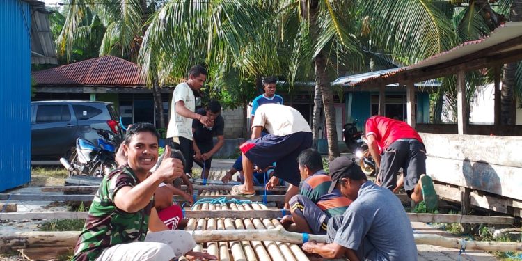 Gotong Royong Nelayan Desa Kondowa, Kecamatan Pasarwajo, Kabupaten Buton, Membuat Rompong untuk Tingkatkan Hasil Tangkap Ikan