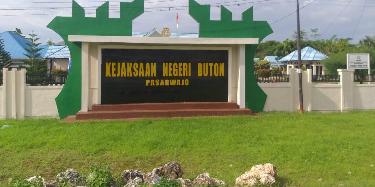 DPC LAKI Buton klarifikasi Kasus Gedung ekspo Dalam Kunjungannya Ke Kantor Kejaksaan negeri Buton