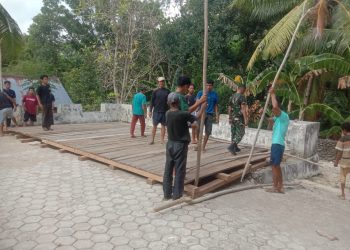 Gotong Royong Masyarakat Bersama Babinsa Desa Koholimombono Dan KKN UMB angkatan XXVI Persiapan Panggung Penarikan