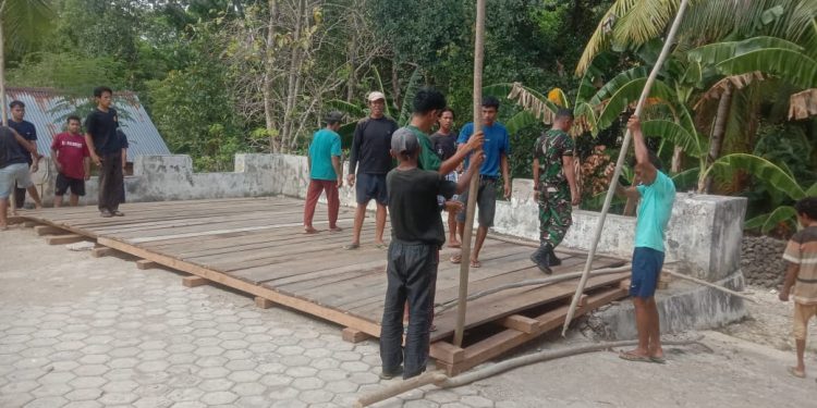 Gotong Royong Masyarakat Bersama Babinsa Desa Koholimombono Dan KKN UMB angkatan XXVI Persiapan Panggung Penarikan