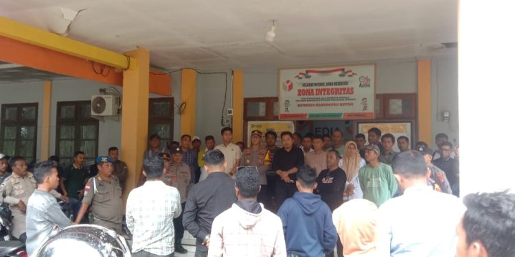 Puluhan Masa Dari Gerakan Pemuda Daerah Gelar Aksi Demo di Kantor Bawaslu Buton , Tuntut Kejelasan Tindak Lanjut OTT Jelang Pemilihan