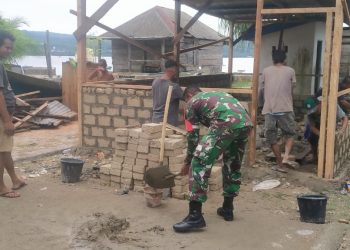 Gotong Royong Warga Masa  Desa Kondowa Bangun  Rumah Seorang Tuna Netra