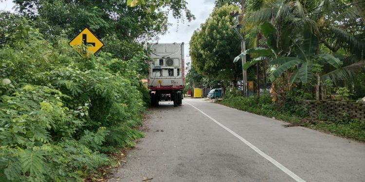Warga Keluhkan Mobil Kontainer Yang Menghambat Ruas Jalan