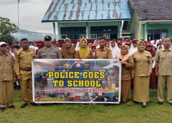 Polres Buton Gelar Sosialisasi “Police Goes to School” di SD Negeri 7 Buton  Buton, 20 Januari 2025 – Polres Buton melaksanakan program “Police Goes to School” di SD Negeri 7 Buton sebagai bagian dari upaya menciptakan generasi muda yang sadar hukum sejak dini. Kegiatan ini dimulai pukul 07.30 WITA pada Senin, 20 Januari 2025, dengan antusiasme besar dari siswa dan guru. Kedatangan tim Polres Buton disambut langsung oleh Kepala Sekolah SD Negeri 7 Buton, La Raisi Lamisi Mani, S.H., dan Kepala Sekolah SD Negeri 37 Buton, Ariana, S.Pd., bersama para guru dari kedua sekolah.  Sosialisasi ini dihadiri oleh siswa-siswi dari SD Negeri 7 Buton dan SD Negeri 37 Buton, yang didampingi para guru mereka. Kehadiran kedua kepala sekolah serta seluruh peserta menciptakan suasana yang aktif dan penuh semangat selama berlangsungnya kegiatan edukasi tersebut.  Pemateri dan Materi Sosialisasi Kegiatan ini dipimpin oleh dua pemateri dari Polres Buton, yaitu:  1. Aiptu Bambang Irawan, Kanit Bintipsos Sat Binmas Polres Buton.   2. Aipda Firman, S.H., Kanit Bin Polmas Sat Palmas Polres Buton.    Keduanya membawakan materi penting terkait pembinaan keamanan dan ketertiban masyarakat (kantibmas), yang meliputi:  1. Kasus Asusila dan Pencegahannya Aiptu Bambang Irawan memberikan pemahaman kepada siswa untuk menjaga batasan dalam pergaulan dan melaporkan hal-hal mencurigakan kepada guru atau orang tua.   2. Anti-Bullying Aipda Firman, S.H., menyoroti dampak buruk bullying di lingkungan sekolah dan mengajak siswa untuk menciptakan lingkungan belajar yang aman dan saling menghormati.   3. Penyalahgunaan HP Para siswa diingatkan untuk menggunakan telepon genggam dengan bijak, menghindari akses konten yang tidak sesuai usia, dan memanfaatkan teknologi untuk kegiatan yang positif.   4. Tertib Berlalu Lintas Edukasi sederhana tentang rambu lalu lintas diberikan kepada siswa untuk meningkatkan kesadaran mereka dan mendorong orang tua mereka agar selalu mematuhi aturan lalu lintas.    Sambutan Kepala Sekolah Kepala Sekolah SD Negeri 7 Buton, La Raisi Lamisi Mani, S.H., menyampaikan rasa terima kasih kepada Polres Buton atas inisiatif ini. “Kami sangat mengapresiasi program ini. Sosialisasi seperti ini sangat penting untuk membentuk generasi muda yang disiplin, sadar hukum, dan bertanggung jawab,” katanya.  Kepala Sekolah SD Negeri 37 Buton, Ariana, S.Pd., juga memberikan apresiasi. “Kegiatan ini sangat bermanfaat untuk memberikan edukasi kepada siswa kami tentang pentingnya kedisiplinan dan tanggung jawab. Kami berharap program ini terus dilaksanakan di sekolah lainnya,” ujarnya.  Kesimpulan Kegiatan yang berlangsung sejak pagi ini berjalan lancar dengan interaksi aktif antara siswa, guru, dan petugas Polres Buton. Sosialisasi diakhiri dengan pembagian buku saku tentang tata tertib dan pencegahan tindakan negatif di sekolah, serta foto bersama sebagai tanda kebersamaan antara kepolisian, guru, dan siswa.  Polres Buton berkomitmen untuk terus melaksanakan program “Police Goes to School” di sekolah-sekolah lainnya sebagai bentuk dukungan terhadap dunia pendidikan di Kabupaten Buton.