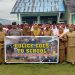 Polres Buton Gelar Sosialisasi “Police Goes to School” di SD Negeri 7 Buton  Buton, 20 Januari 2025 – Polres Buton melaksanakan program “Police Goes to School” di SD Negeri 7 Buton sebagai bagian dari upaya menciptakan generasi muda yang sadar hukum sejak dini. Kegiatan ini dimulai pukul 07.30 WITA pada Senin, 20 Januari 2025, dengan antusiasme besar dari siswa dan guru. Kedatangan tim Polres Buton disambut langsung oleh Kepala Sekolah SD Negeri 7 Buton, La Raisi Lamisi Mani, S.H., dan Kepala Sekolah SD Negeri 37 Buton, Ariana, S.Pd., bersama para guru dari kedua sekolah.  Sosialisasi ini dihadiri oleh siswa-siswi dari SD Negeri 7 Buton dan SD Negeri 37 Buton, yang didampingi para guru mereka. Kehadiran kedua kepala sekolah serta seluruh peserta menciptakan suasana yang aktif dan penuh semangat selama berlangsungnya kegiatan edukasi tersebut.  Pemateri dan Materi Sosialisasi Kegiatan ini dipimpin oleh dua pemateri dari Polres Buton, yaitu:  1. Aiptu Bambang Irawan, Kanit Bintipsos Sat Binmas Polres Buton.   2. Aipda Firman, S.H., Kanit Bin Polmas Sat Palmas Polres Buton.    Keduanya membawakan materi penting terkait pembinaan keamanan dan ketertiban masyarakat (kantibmas), yang meliputi:  1. Kasus Asusila dan Pencegahannya Aiptu Bambang Irawan memberikan pemahaman kepada siswa untuk menjaga batasan dalam pergaulan dan melaporkan hal-hal mencurigakan kepada guru atau orang tua.   2. Anti-Bullying Aipda Firman, S.H., menyoroti dampak buruk bullying di lingkungan sekolah dan mengajak siswa untuk menciptakan lingkungan belajar yang aman dan saling menghormati.   3. Penyalahgunaan HP Para siswa diingatkan untuk menggunakan telepon genggam dengan bijak, menghindari akses konten yang tidak sesuai usia, dan memanfaatkan teknologi untuk kegiatan yang positif.   4. Tertib Berlalu Lintas Edukasi sederhana tentang rambu lalu lintas diberikan kepada siswa untuk meningkatkan kesadaran mereka dan mendorong orang tua mereka agar selalu mematuhi aturan lalu lintas.    Sambutan Kepala Sekolah Kepala Sekolah SD Negeri 7 Buton, La Raisi Lamisi Mani, S.H., menyampaikan rasa terima kasih kepada Polres Buton atas inisiatif ini. “Kami sangat mengapresiasi program ini. Sosialisasi seperti ini sangat penting untuk membentuk generasi muda yang disiplin, sadar hukum, dan bertanggung jawab,” katanya.  Kepala Sekolah SD Negeri 37 Buton, Ariana, S.Pd., juga memberikan apresiasi. “Kegiatan ini sangat bermanfaat untuk memberikan edukasi kepada siswa kami tentang pentingnya kedisiplinan dan tanggung jawab. Kami berharap program ini terus dilaksanakan di sekolah lainnya,” ujarnya.  Kesimpulan Kegiatan yang berlangsung sejak pagi ini berjalan lancar dengan interaksi aktif antara siswa, guru, dan petugas Polres Buton. Sosialisasi diakhiri dengan pembagian buku saku tentang tata tertib dan pencegahan tindakan negatif di sekolah, serta foto bersama sebagai tanda kebersamaan antara kepolisian, guru, dan siswa.  Polres Buton berkomitmen untuk terus melaksanakan program “Police Goes to School” di sekolah-sekolah lainnya sebagai bentuk dukungan terhadap dunia pendidikan di Kabupaten Buton.