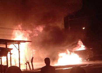 Kebakaran Hebat di Jalan Sibatara, Bau-Bau, Hanguskan Dua Rumah dan Mobil