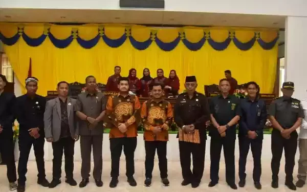 DPRD Buton Tetapkan Alvin Akawijaya Putra dan Syarifudin Saafa sebagai Bupati dan Wakil Bupati Buton 2025-2030