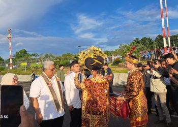 Bupati Buton Alvin Akawijaya Putra Tiba di Buton, Didampingi Keluarga dan Keraba