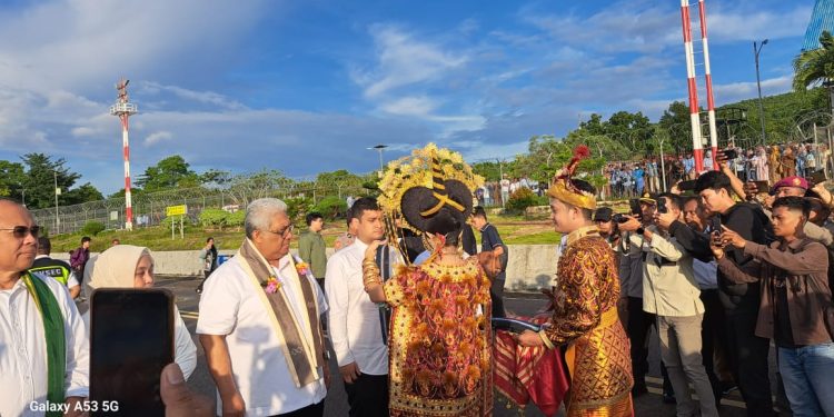 Bupati Buton Alvin Akawijaya Putra Tiba di Buton, Didampingi Keluarga dan Keraba