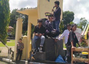 Front Masyarakat dan Mahasiswa Peduli Buton Gelar Aksi di Polres dan Kantor Bupati, Ditemui Langsung oleh Asisten Satu Buton