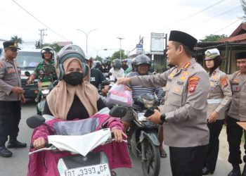 Polresta Kendari Berbagi Takjil, Pererat Silaturahmi di Bulan Ramadhan