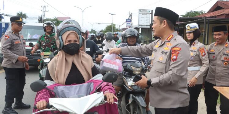 Polresta Kendari Berbagi Takjil, Pererat Silaturahmi di Bulan Ramadhan