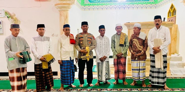 Safari Ramadhan Kapolsek Wabula di Masjid Zatullah Wasuemba: Tingkatkan Pengawasan Remaja dalam Menggunakan Kendaraan Roda Dua