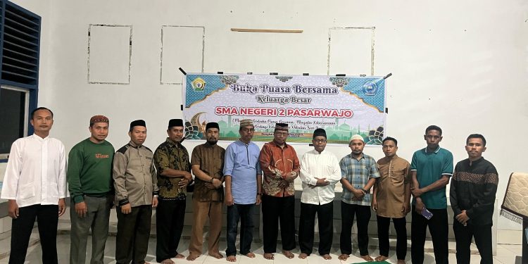 Keluarga Besar SMA Negeri 2 Pasarwajo Gelar Buka Puasa Bersama di Musala Sekolah