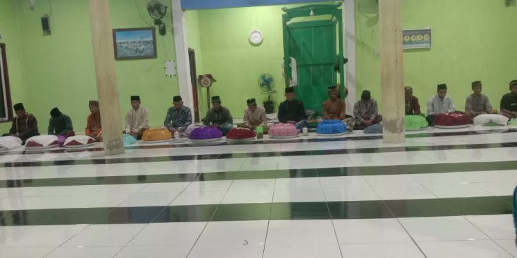 Malam Penghujung Ramadhan, Masyarakat Wapomaru Gelar Doa Bersama Lailatulqadar di Masjid Nurul Taqwa