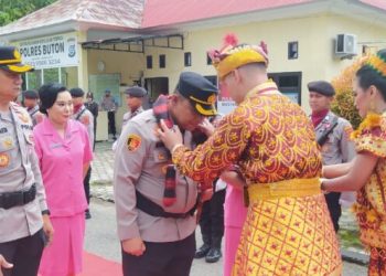 Pisah Sambut Kapolres Buton, AKBP Rudy Silaen Serahkan Tongkat Komando ke AKBP Ali Rais Ndraha