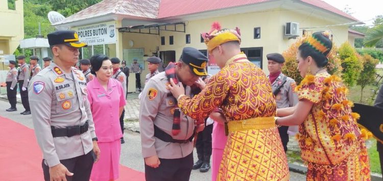 Pisah Sambut Kapolres Buton, AKBP Rudy Silaen Serahkan Tongkat Komando ke AKBP Ali Rais Ndraha