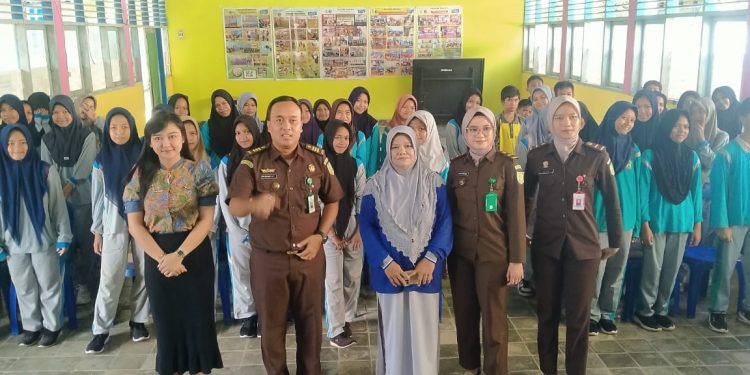 “Jaksa Masuk Sekolah” Hadir di SMPN 8 Buton: Edukasi Hukum dengan Sentuhan Empati dan Dialog Inspiratif