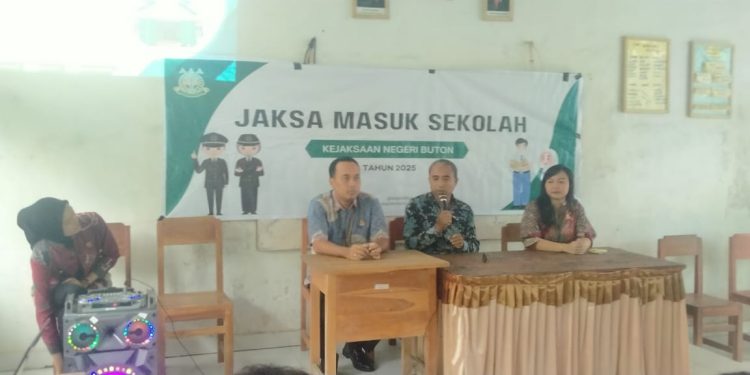 JAKSA MASUK SEKOLAH DI SMPN 29 BUTON: 50 PELAJAR ANTUSIAS KENALI LEBIH DEKAT PERAN KEJAKSAAN