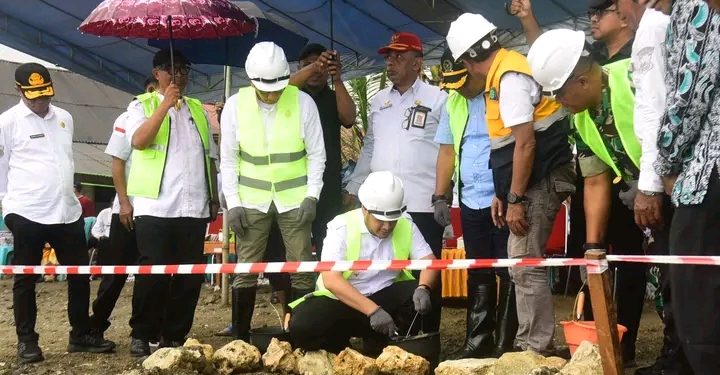 Bupati Buton Lakukan Peletakan Batu Pertama Tiga Proyek Infrastruktur di Kabawakole
