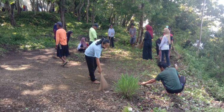 Jejak Sejarah dan Semangat Gotong Royong: Warga Manuru Bersihkan Makam Sultan Buton ke-6