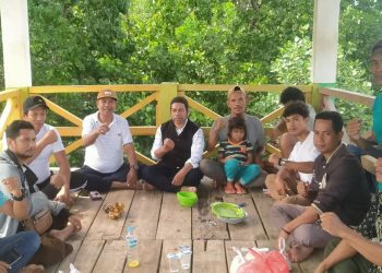 Nuansa Kebersamaan Warnai Liburan di Jembatan Mangrove Koholimombono: Warga Gelar Bakar Ikan Bersama