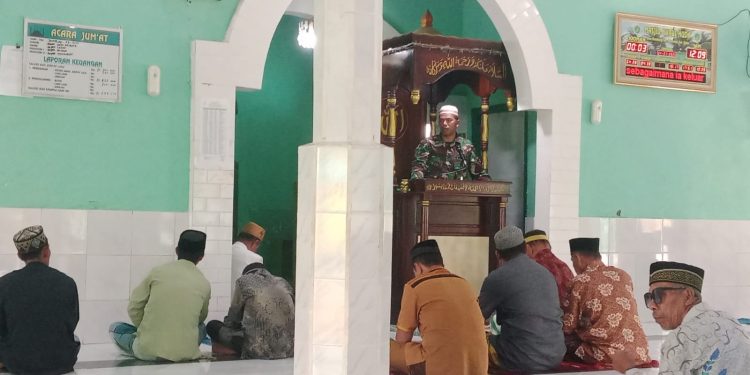 Keutamaan Bulan Muharram, Sertu Aryanto dari Koramil 1413-02 Pasarwajo Sampaikan Khutbah Jumat Hari Asyura di Masjid Nurul Huda Banabungi