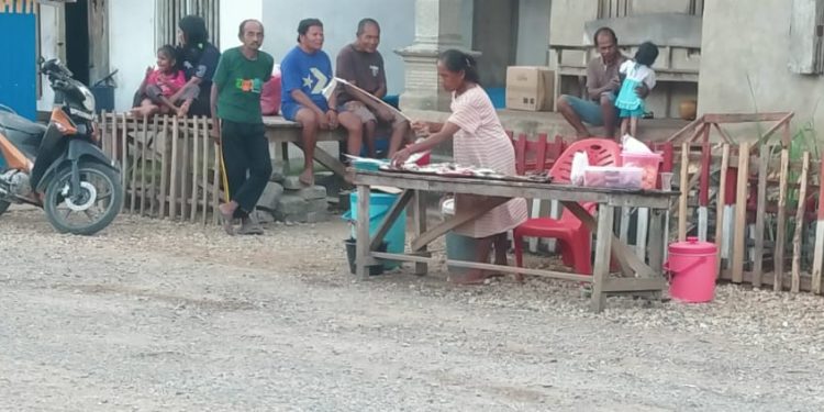 Sore yang Sepi di Koholimombono: Ibu-Ibu Penjual Ikan Menanti Uluran Tangan Pemerintah