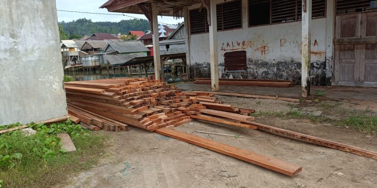 Tumpukan Kayu dan Aktivitas Rakit di TPI Kamaru Disorot Warga: Dimana Peran Kelurahan, Kecamatan, dan Penegak Hukum?