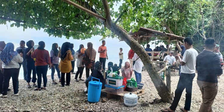 Ibu-Ibu Persit Koramil 1413-02/Pasarwajo Gelar Refreshing di Pantai Katoba