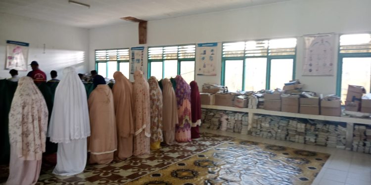SMPN 1 Buton Gelar Ekstrakurikuler Sholat Dzuhur Berjamaah di Mushola Sekolah