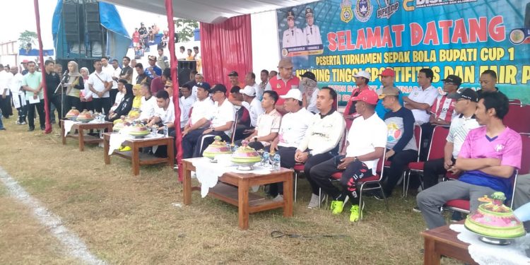 Bupati Buton Alvin Akawijaya Putra, SH Resmi Membuka Turnamen Sepak Bola Bupati Cup I Tahun 2025 di Alun-alun Takawa