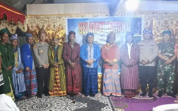 Wabup Buton Hadiri Pesta Adat Bongkaana Tao di Lawele, Tekankan Infrastruktur dan Pelestarian Budaya
