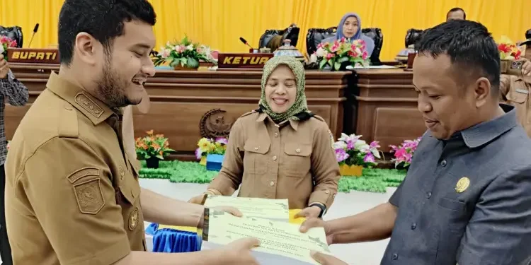 DPRD Buton Gelar Paripurna, Bupati Alvin Serahkan Raperda APBD Perubahan 2025