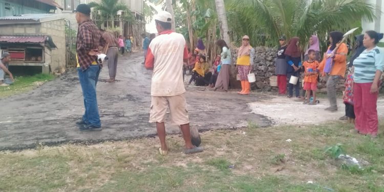 Semangat Gotong Royong Warnai Pengaspalan Jalan Lingkungan di Desa Koholimombono
