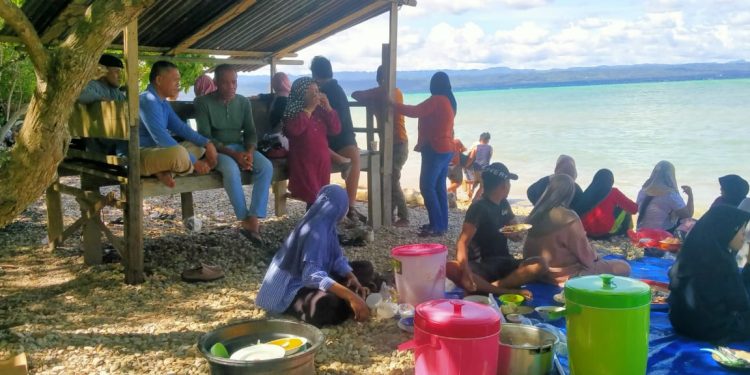 Kebersamaan Warnai Hajatan Hj. Nasrida di Pantai Katoba, Desa Kondowa