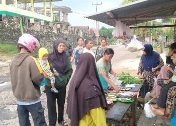 Sore di Desa Koholimombono, Kecamatan Wabula: Senja yang Indah, Meja Kayu yang Lapuk, dan Perjuangan Warga Menjaga Dapur Tetap Berasap