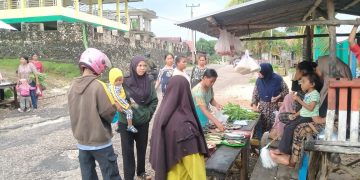 Sore di Desa Koholimombono, Kecamatan Wabula: Senja yang Indah, Meja Kayu yang Lapuk, dan Perjuangan Warga Menjaga Dapur Tetap Berasap