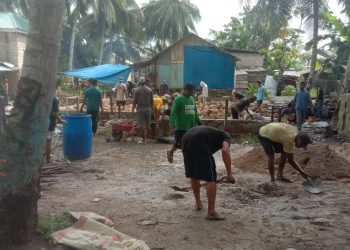 Semangat Kebersamaan Terjaga, Warga Dusun Wapomaru Gotong Royong Bangun Pondasi Rumah